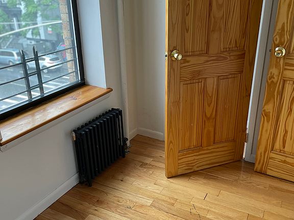 4th image of 1621 Lexington Ave #3S