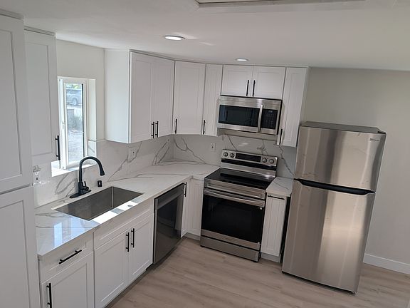 4th image of 16430 Clymer St