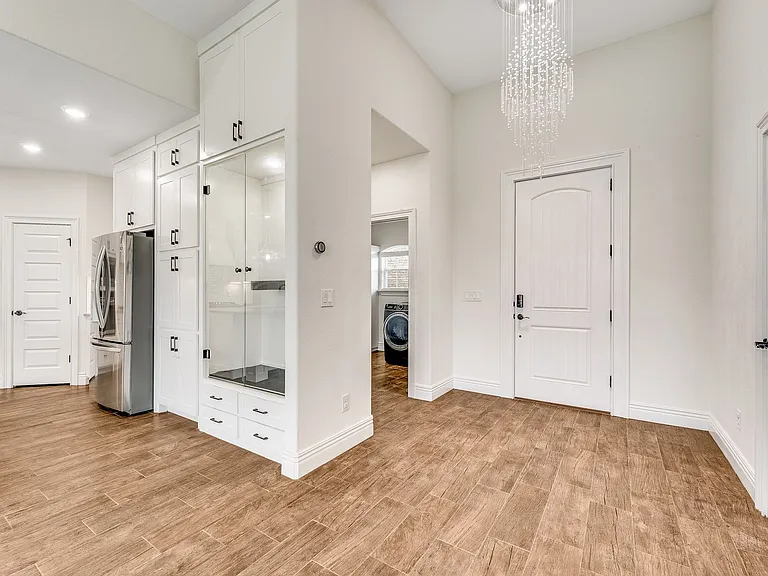 1100 Brandon Way — Photo 3