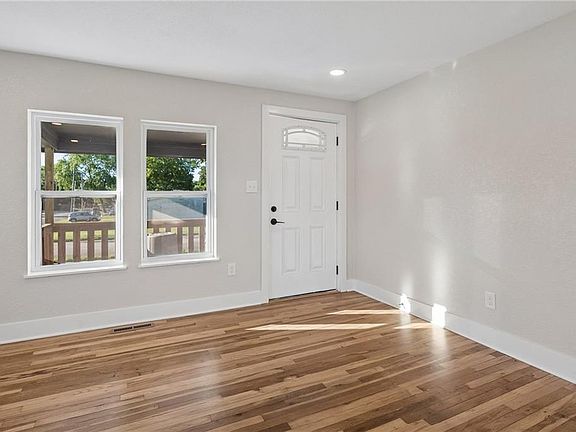 4th image of 139 E 3rd St
