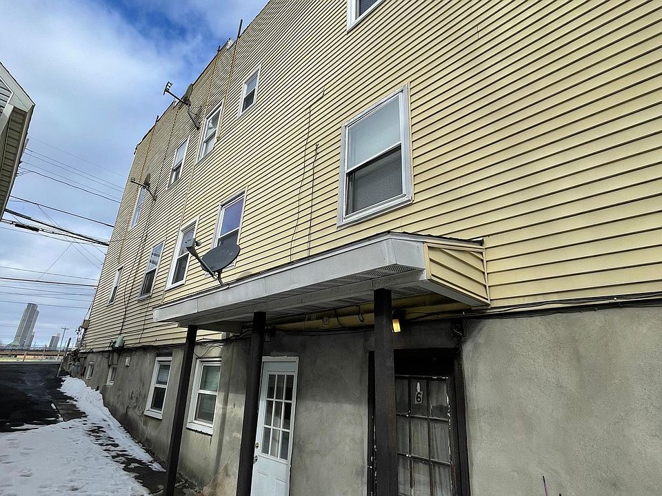 2nd image of 718 East St #Basement