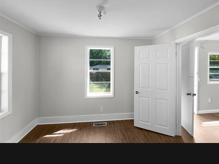 206 E Hall St — Photo 12