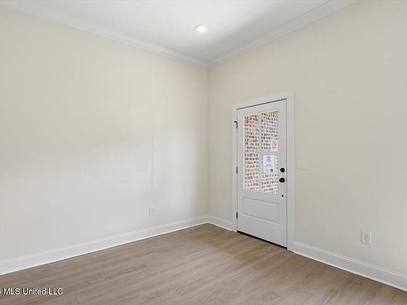 5th image of 114 Newport Dr