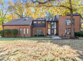 250 Lakewood Cir, Burr Ridge, IL 60527