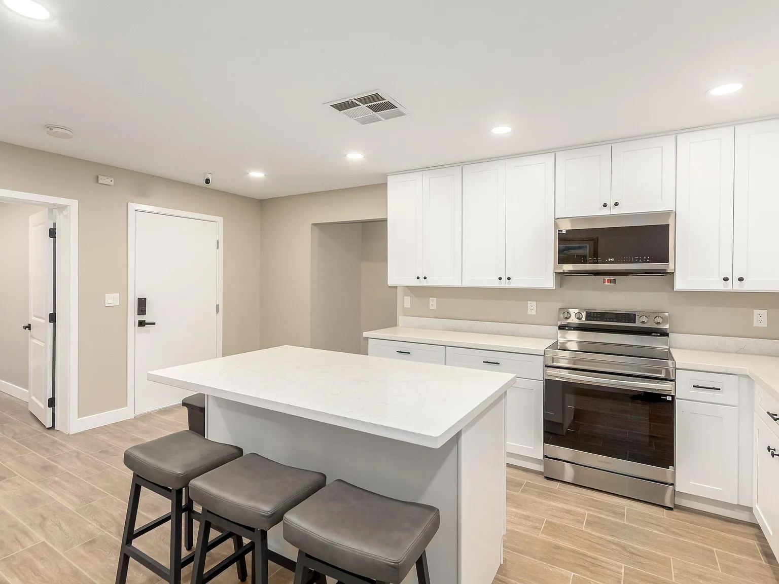 4 bed, 6.0 bath, 2200 sqft, $892 — Photo 4