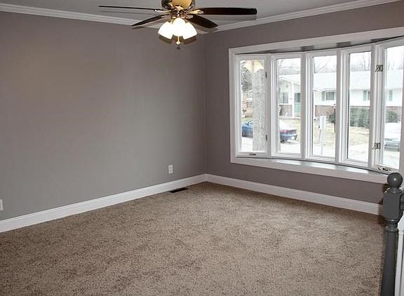 Spacious and bright living room with bow window