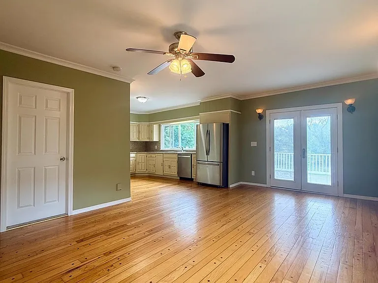 363 Portia St — Photo 17