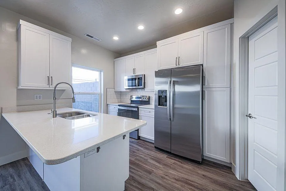 3 bed, 2.5 bath, 1477 sqft, $1,950 — Photo 4