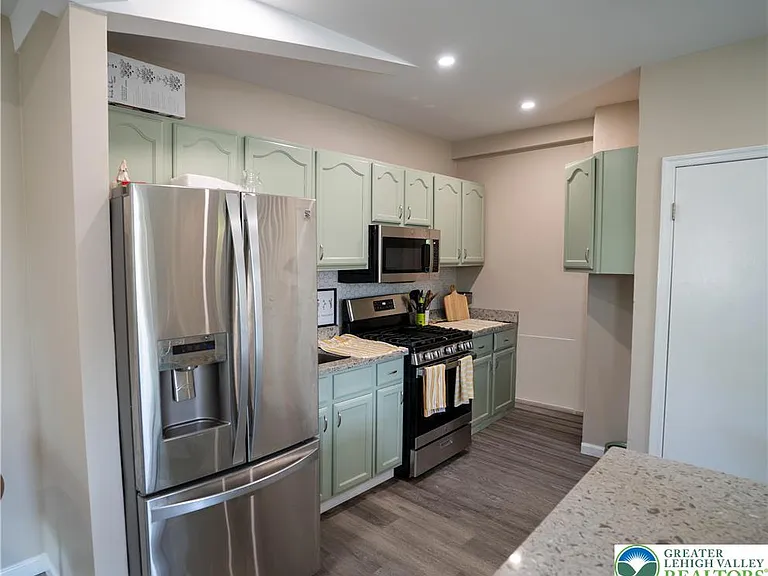 128 E Spruce St — Photo 5