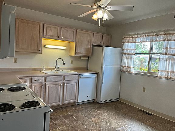 4th image of 10408 Gloria Pl NE