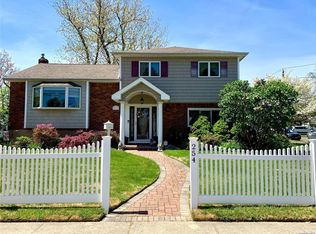 254 Woods Rd, North Babylon, NY 11703