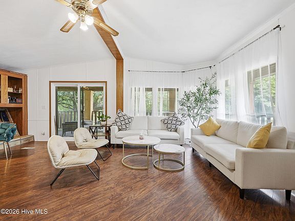 4th image of 100 Maplecrest Way