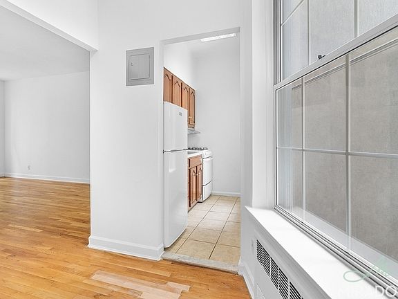 3rd image of 320 E 50th St #3DD