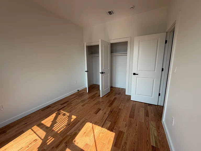181 Woodside Ave #2R — Photo 4