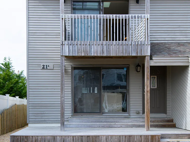 21 Brown Ave — Photo 1