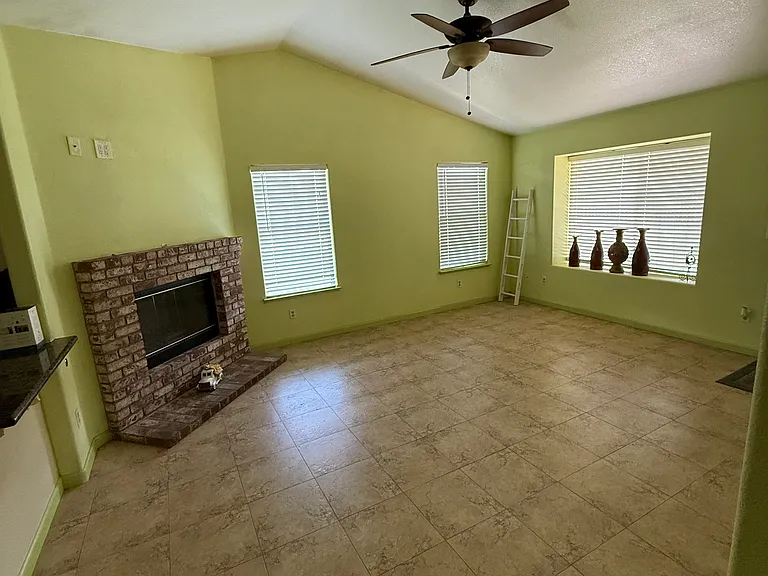 1047 Alexander Ct — Photo 2