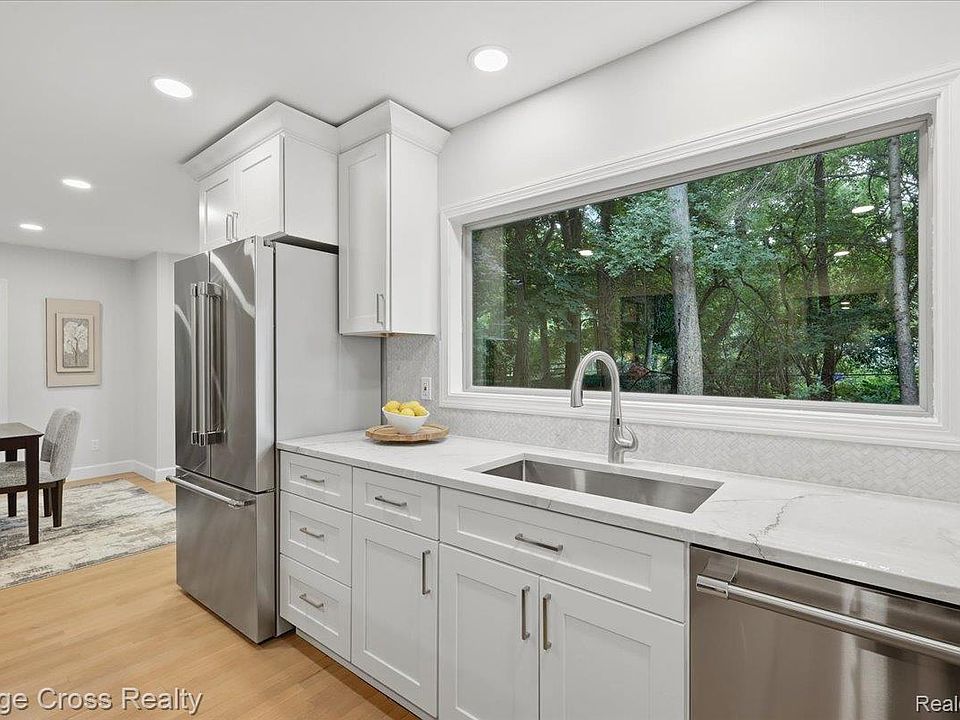 249 Norcliff Dr, photo 19