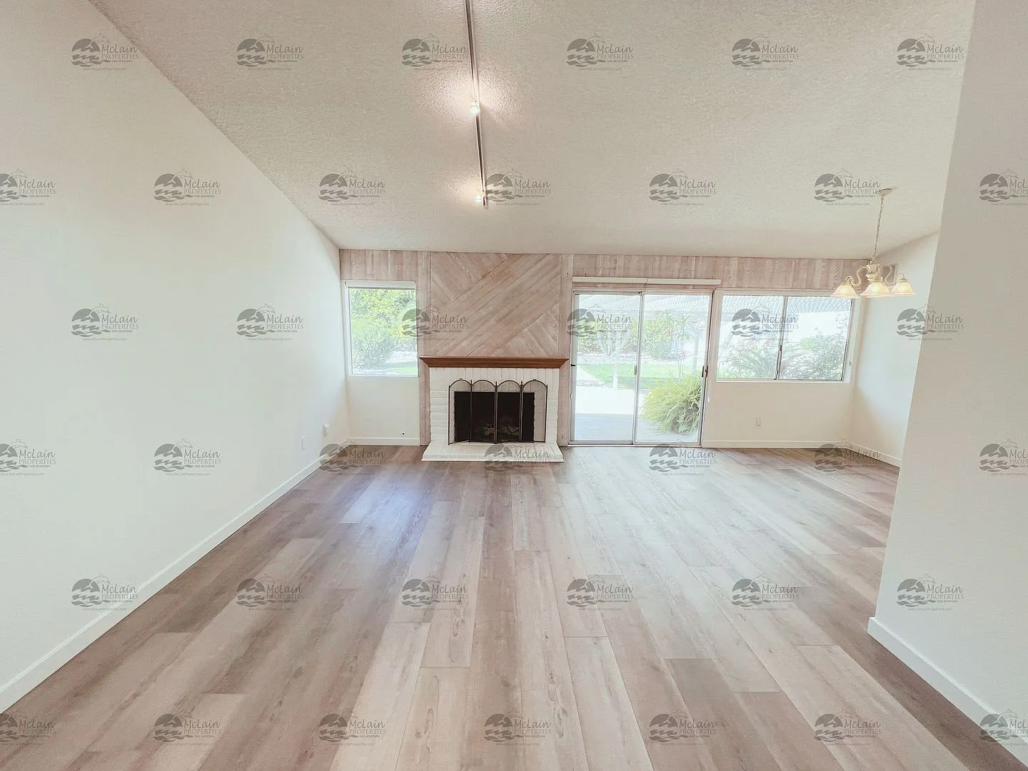 3 Bed/2 Bath with Large Backyard! — Photo 2