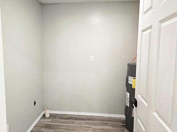 5th image of 1417 E Oak St