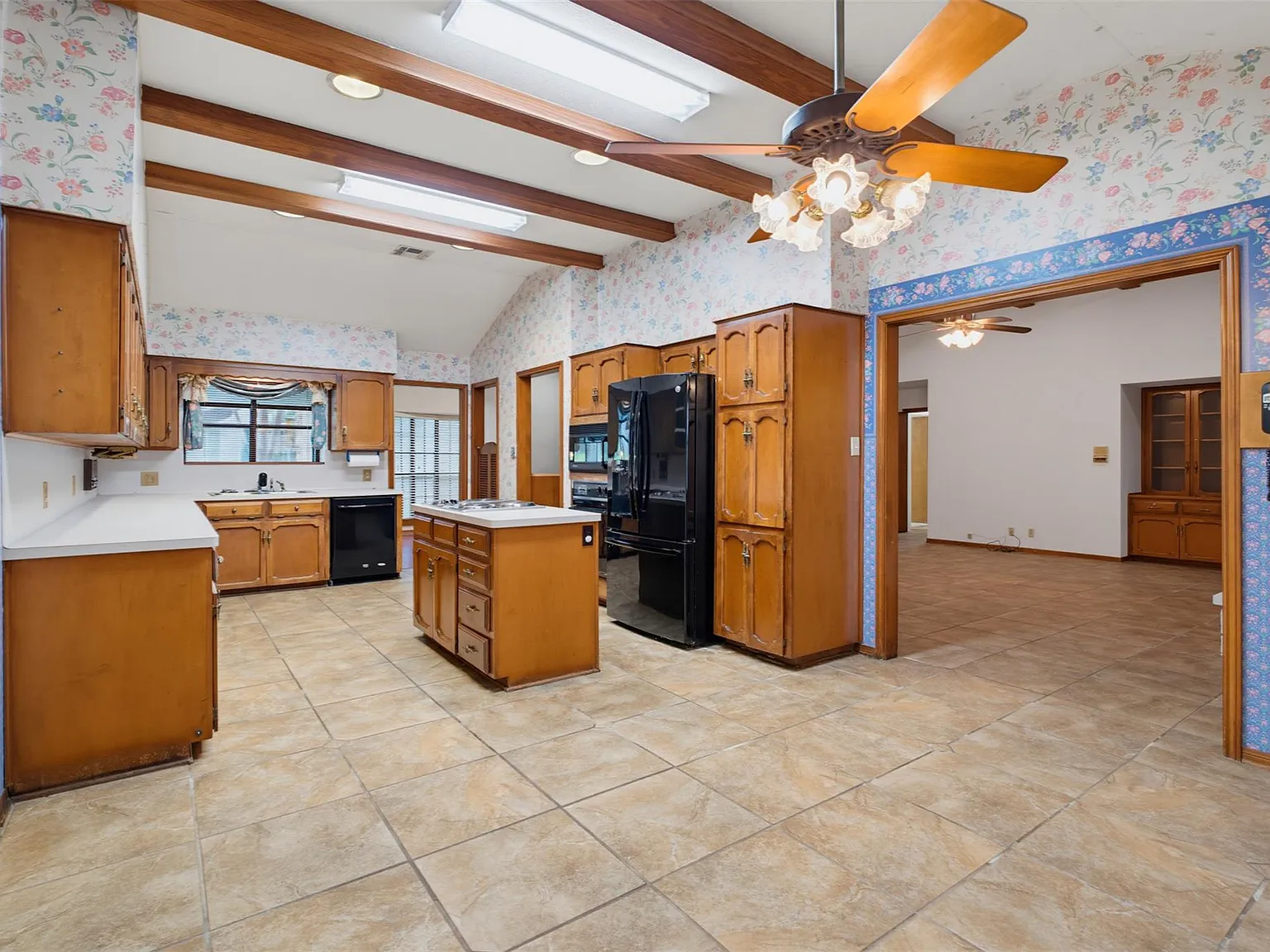 6 bed, 3.0 bath, 3801 sqft, $2,400 — Photo 2
