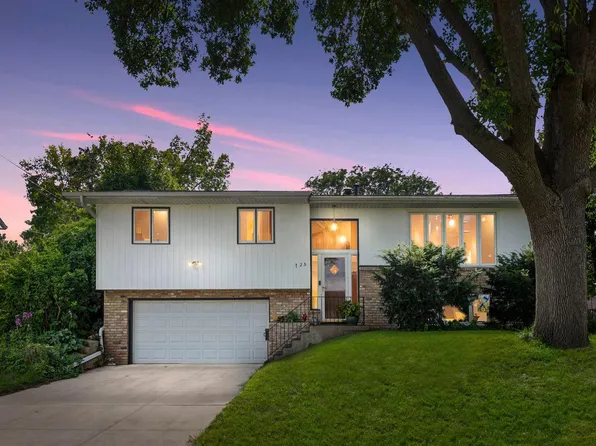 725 W 1st St, Waconia, MN 55387
