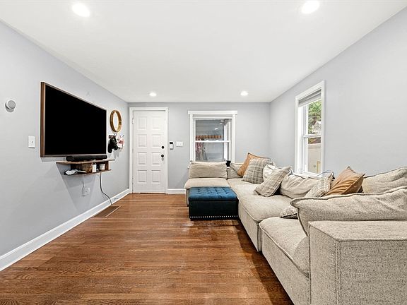 5th image of 62 Tennyson St