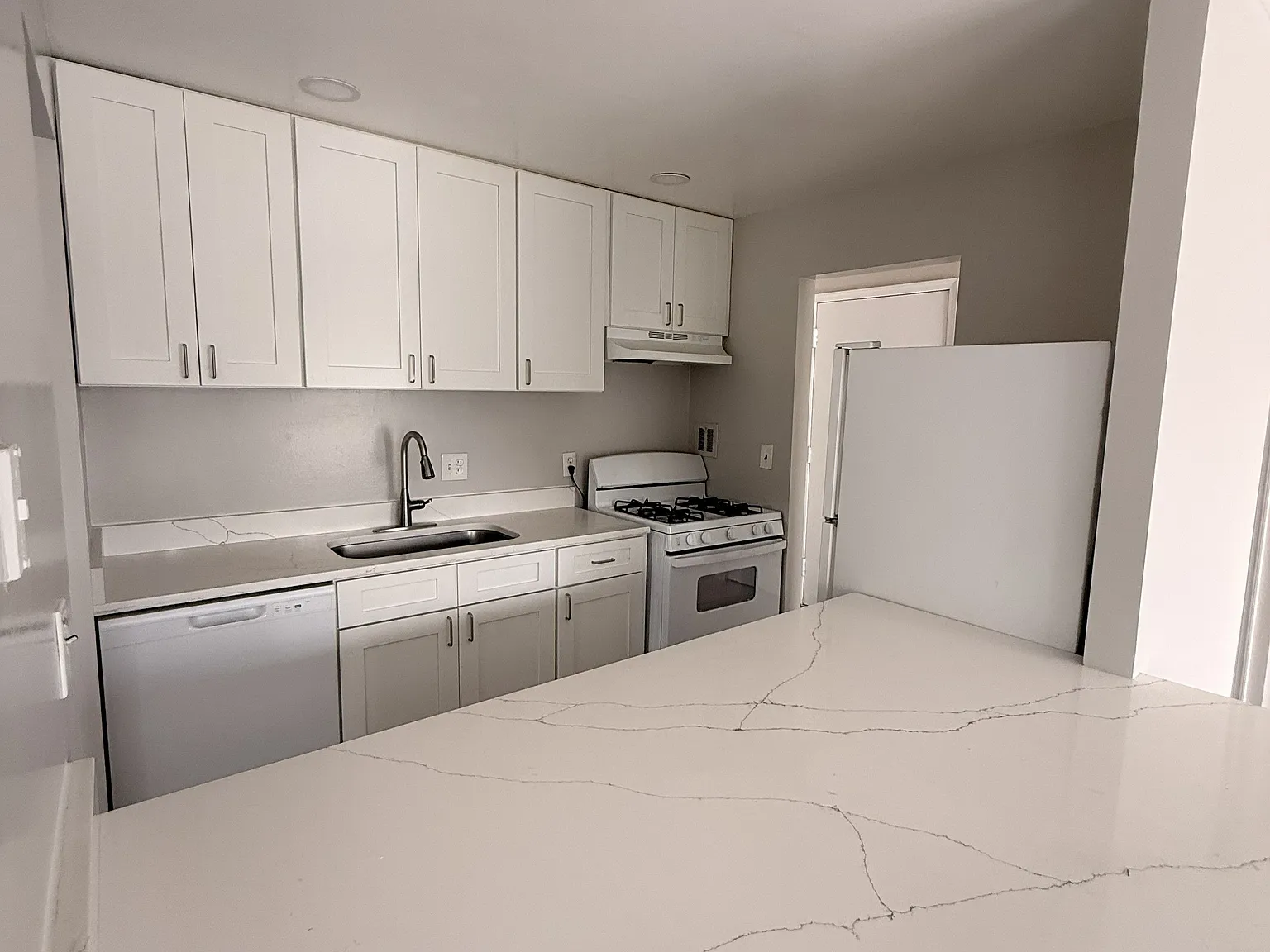 2 bed, 1.0 bath, 894 sqft, $1,850 — Photo 1
