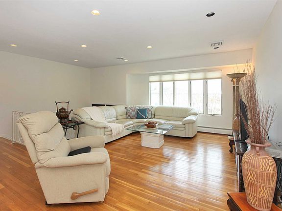 3rd image of 2718 Bryant Dr