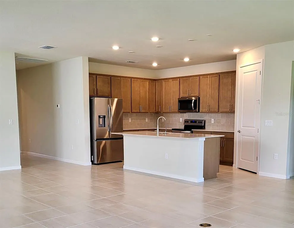 4 bed, 3.0 bath, 2019 sqft, $3,190 — Photo 3