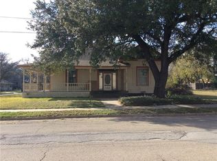 108 S Walnut St, Cleburne, TX 76033