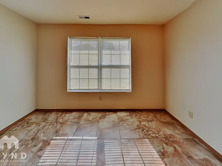 1120 S Clifton Ave — Photo 10