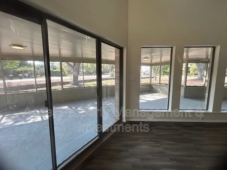 1416 Grovewood Dr — Photo 6