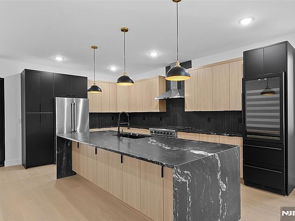 4th image of 704 Chestnut Street #B