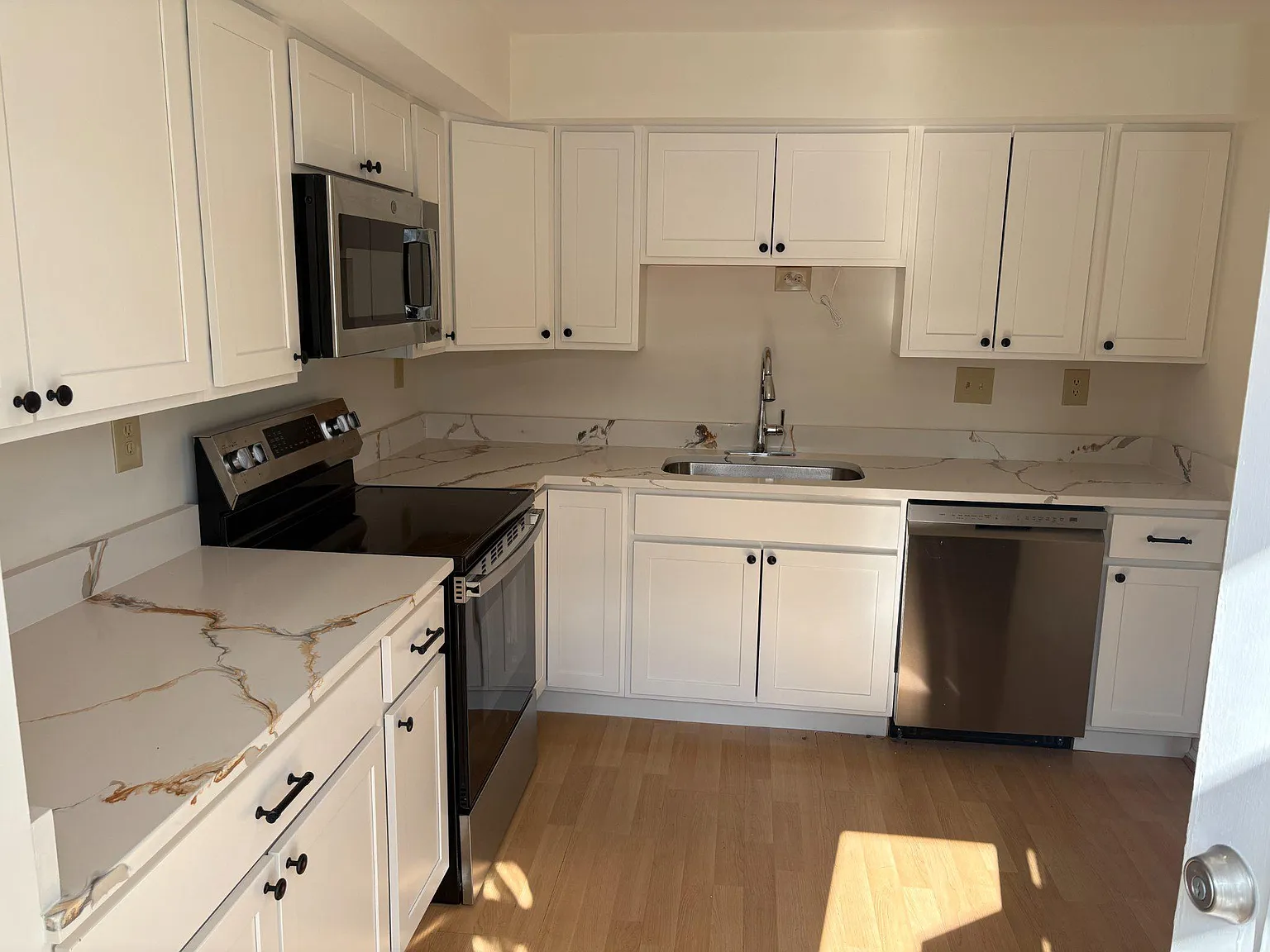3 bed, 2200 sqft, $2,850 — Photo 4