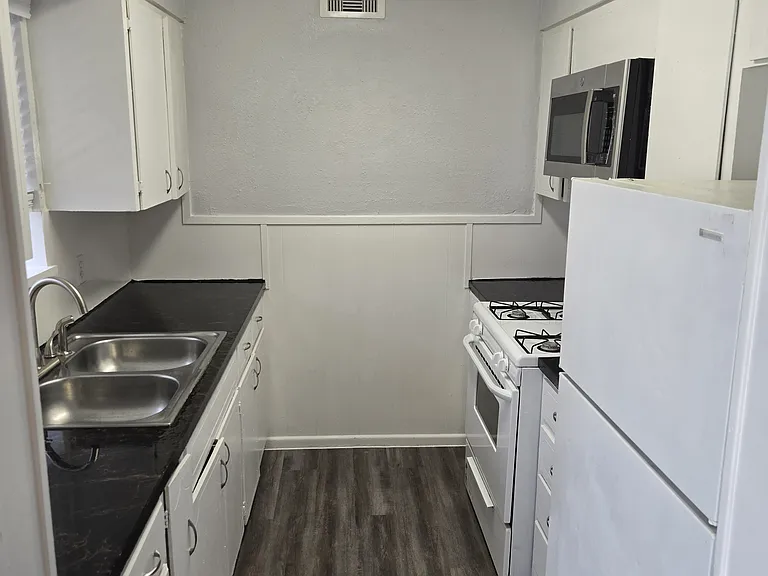 Alamo Apartments — Photo 32