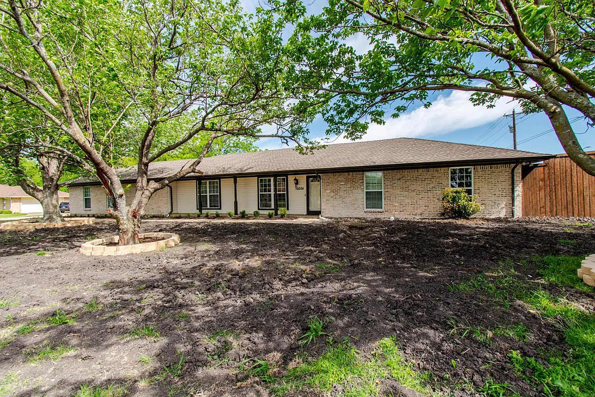 Building Photo - 16024 Plum Ln