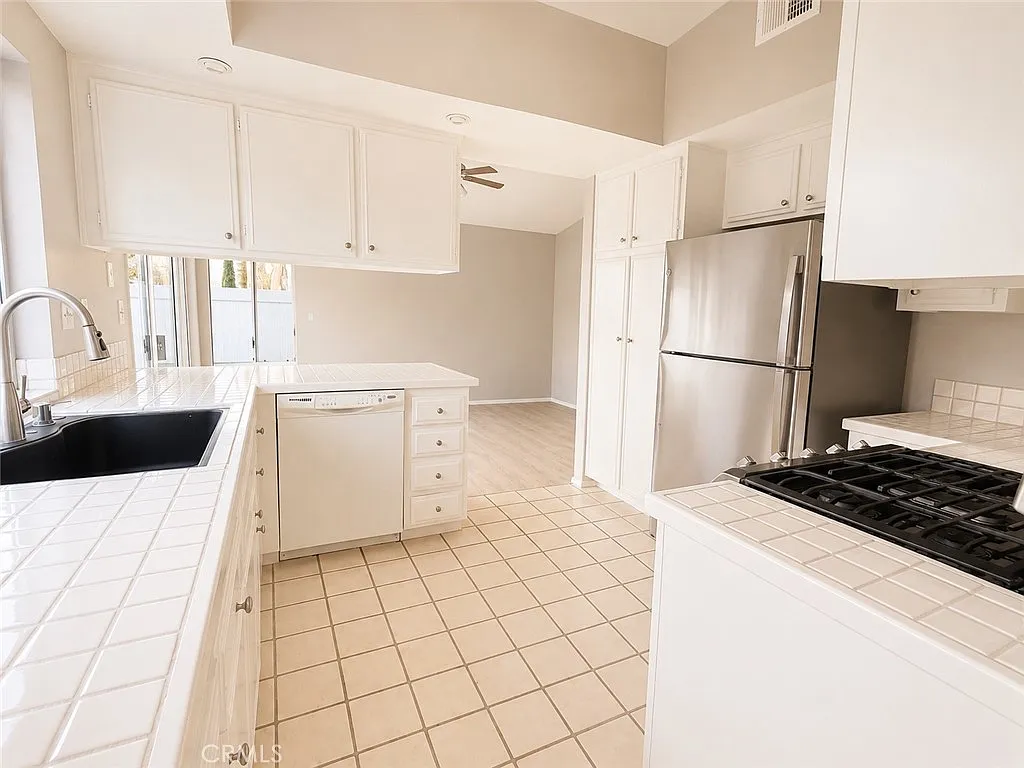 3 bed, 1414 sqft, $3,200 — Photo 4