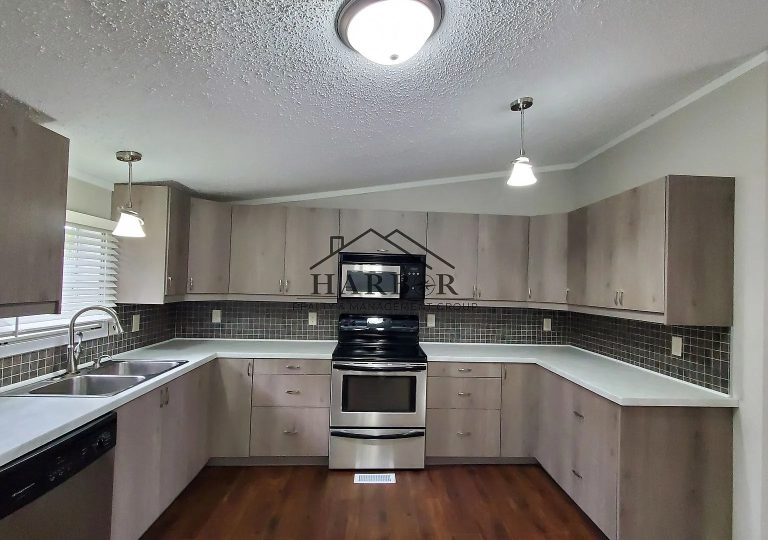 Spacious, Newly Renovated 3 Bed, 2 Bath Home — Photo 2