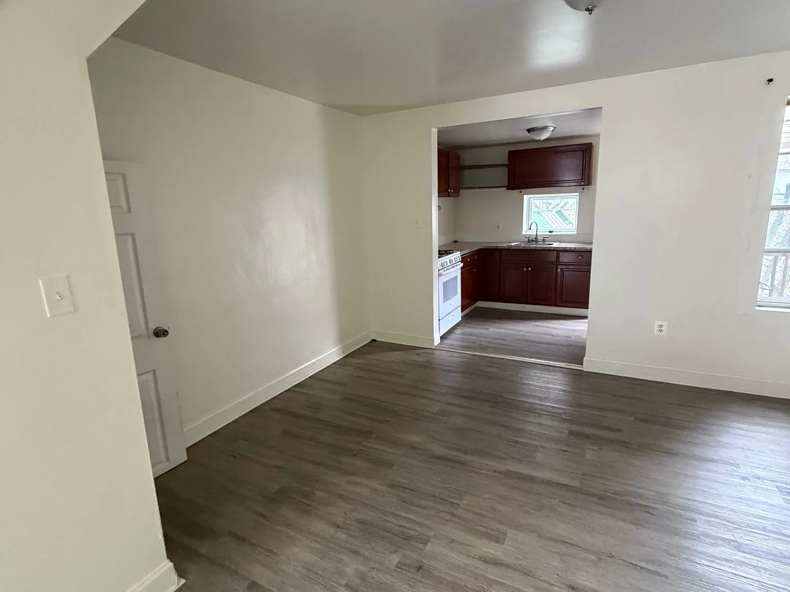 3 bed, 952 sqft, $1,400 — Photo 2