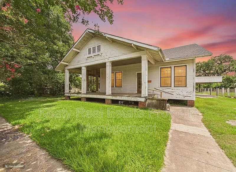 2 bed, 1.0 bath, 2200 sqft, $1,600 — Photo 3