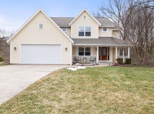 500 Rustic Ln, Hartland, WI 53029