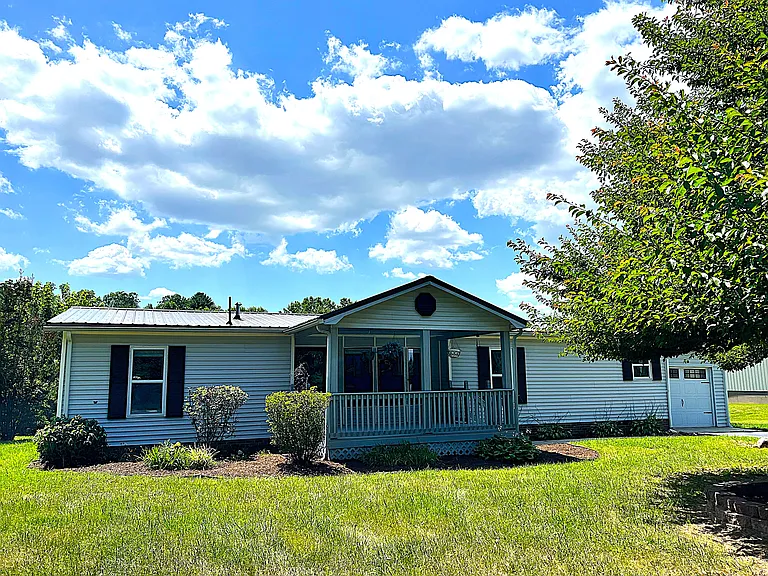 512 Howard Gap Rd — Photo 1