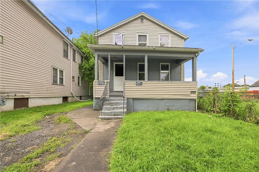 3 bed, 1.0 bath, 1182 sqft, $1,950 — Photo 1