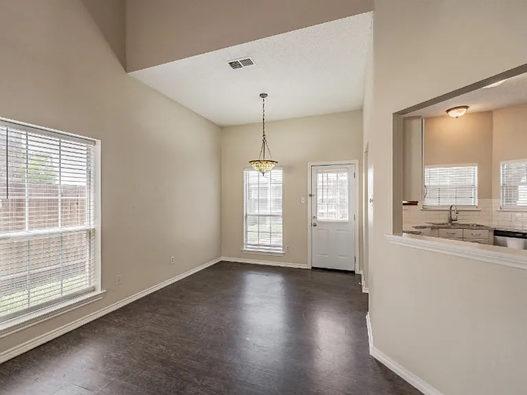2136 Stoneridge Dr — Photo 8