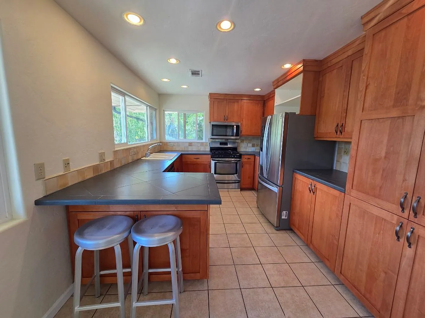 Available Now! 3 bedroom, 2.5 Bath Home with Large Deck & View — Photo 4
