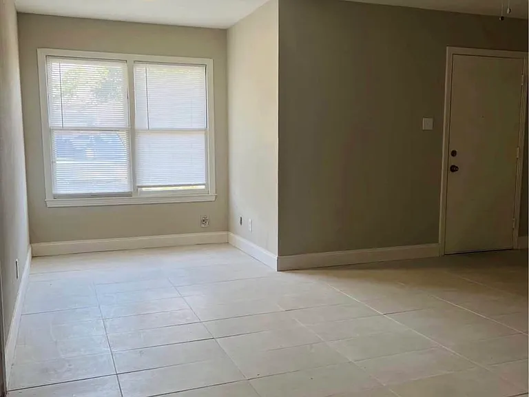 905 E Crestwood Dr #B — Photo 4