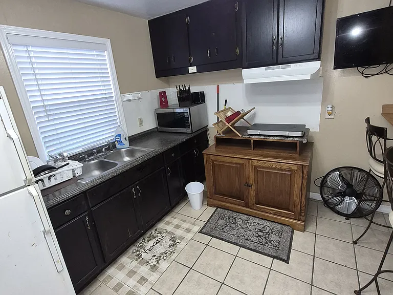 3840 Cypress St — Photo 3