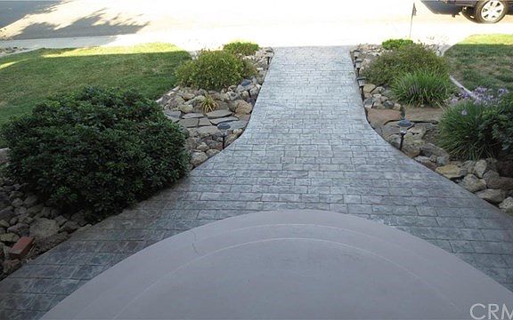 Front walk way with stamped concrete