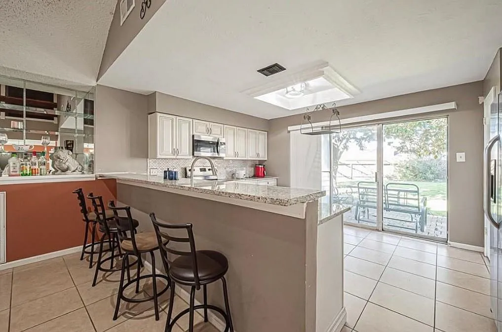 3 bed, 2338 sqft, $1,900 — Photo 3