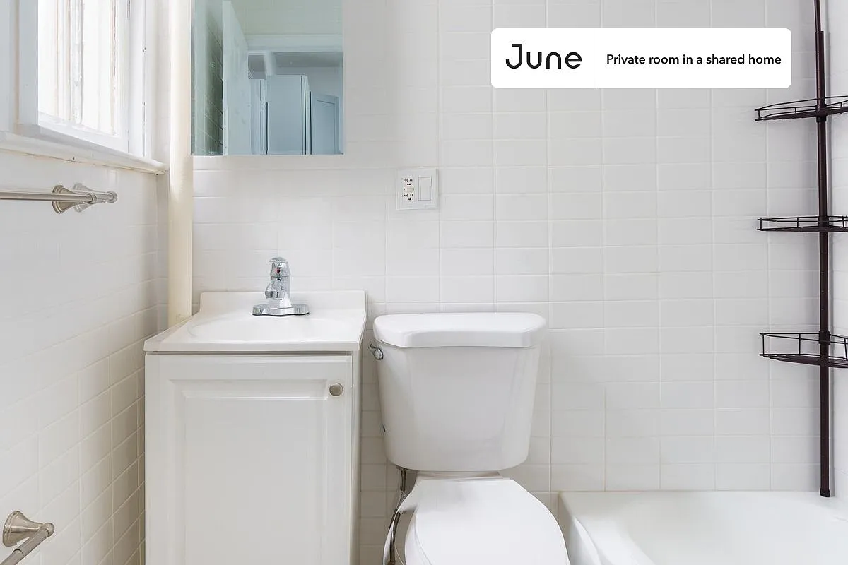Full bedroom in 4 bed/1 bath home in Astoria #1266 A — Photo 4